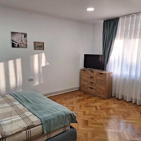 Black Eagle Central Unirii Square, 2 King Size Bedrooms, Free Private Parking Oradea Eksteriør billede