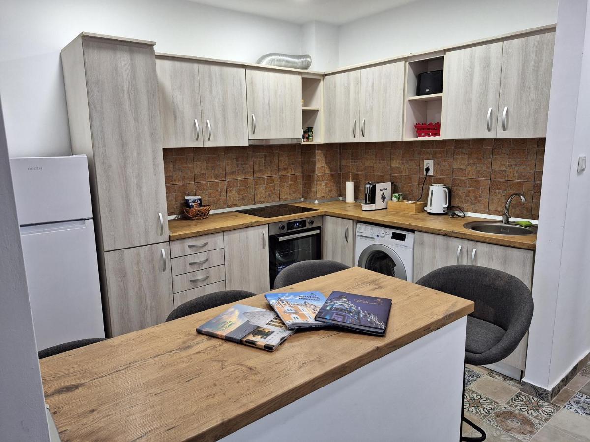 Black Eagle Central Unirii Square, 2 King Size Bedrooms, Free Private Parking Oradea Eksteriør billede