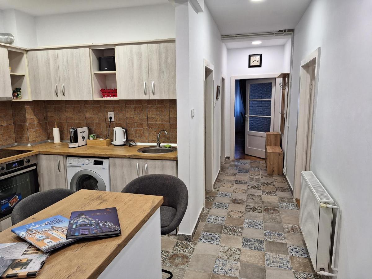 Black Eagle Central Unirii Square, 2 King Size Bedrooms, Free Private Parking Oradea Eksteriør billede