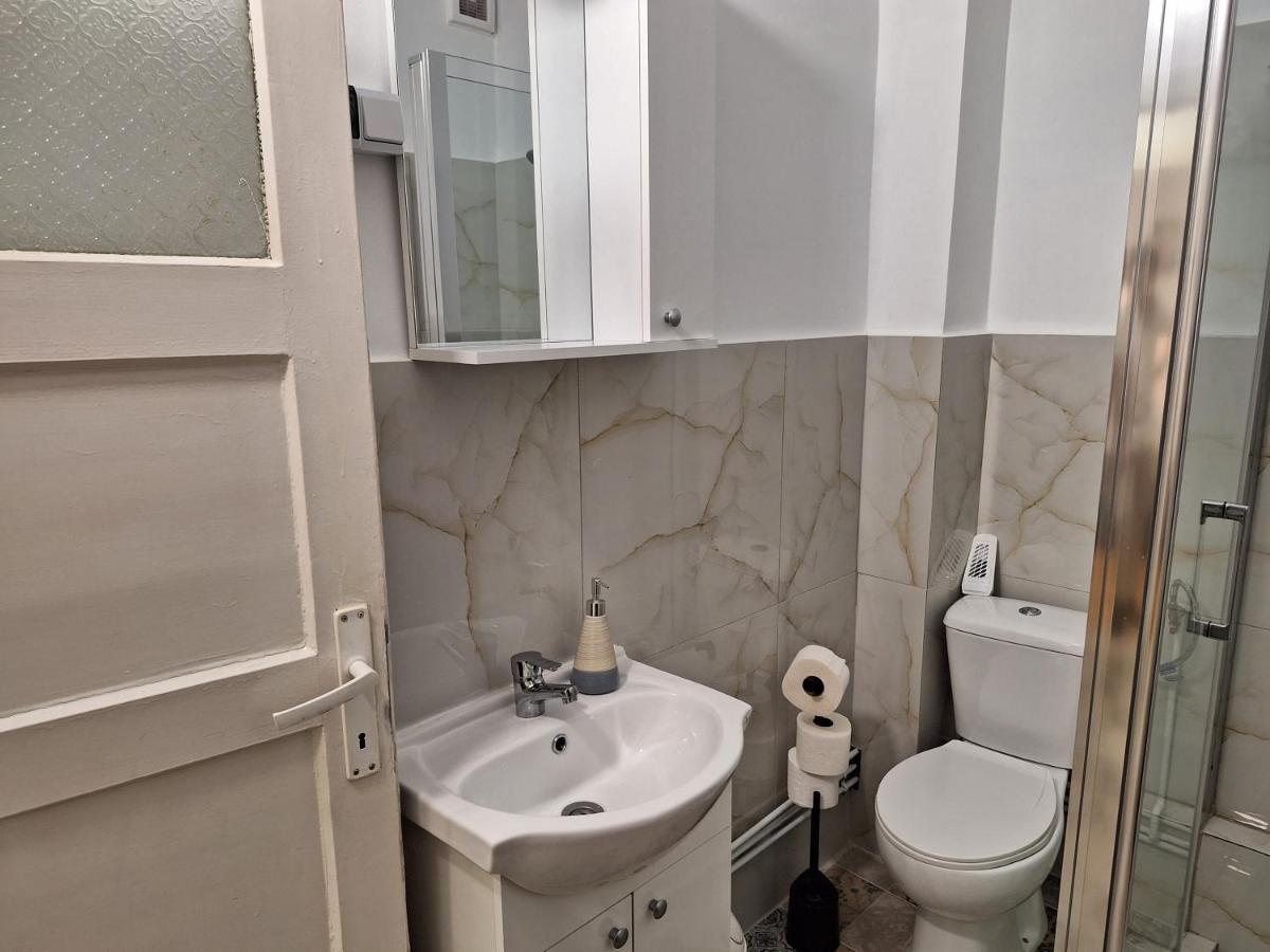 Black Eagle Central Unirii Square, 2 King Size Bedrooms, Free Private Parking Oradea Eksteriør billede