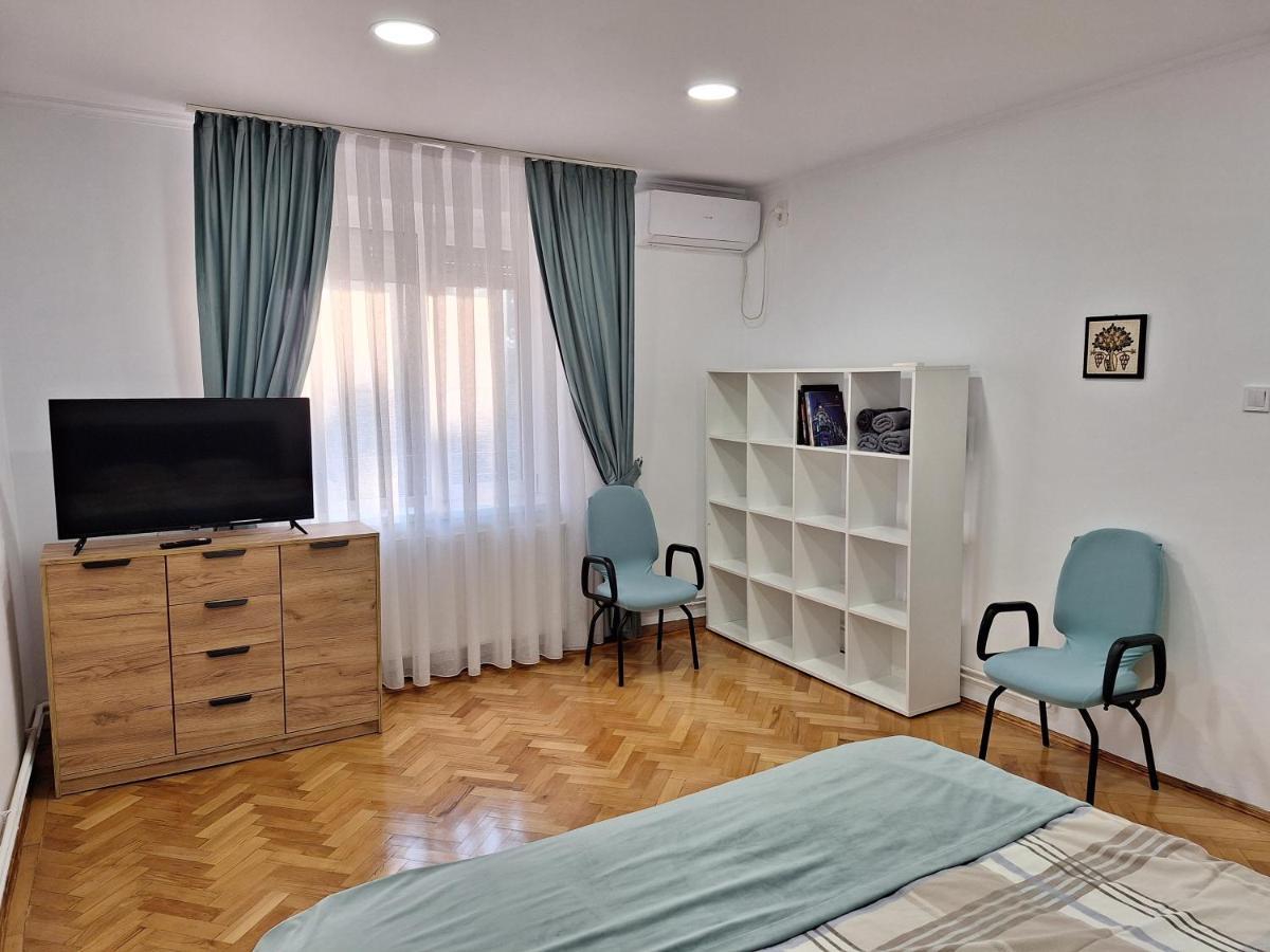 Black Eagle Central Unirii Square, 2 King Size Bedrooms, Free Private Parking Oradea Eksteriør billede