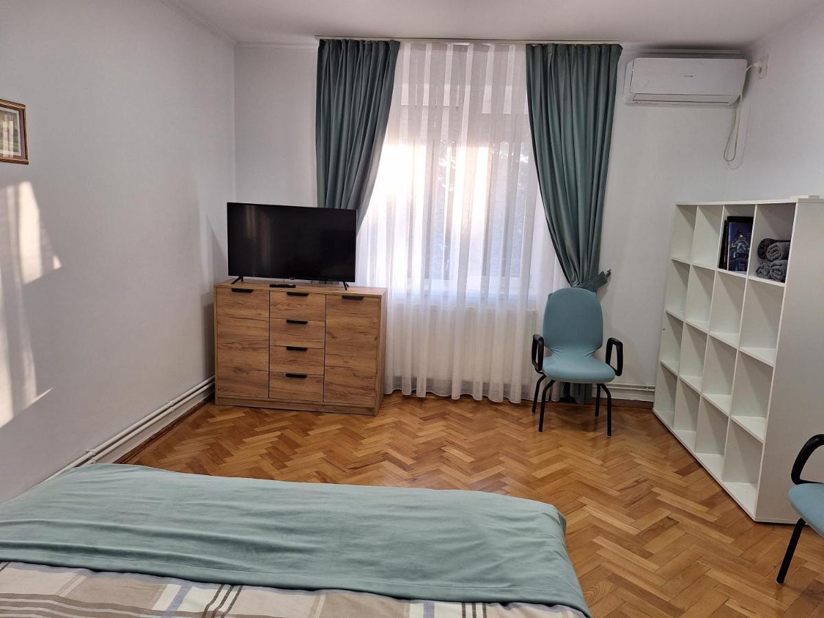 Black Eagle Central Unirii Square, 2 King Size Bedrooms, Free Private Parking Oradea Eksteriør billede