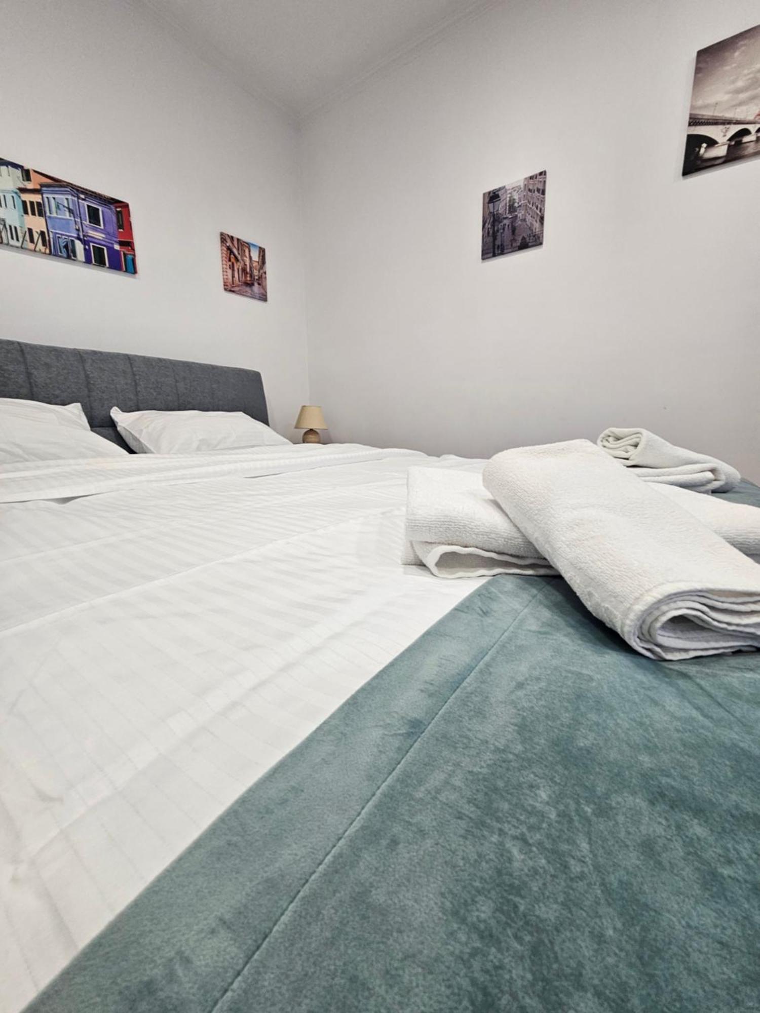Black Eagle Central Unirii Square, 2 King Size Bedrooms, Free Private Parking Oradea Eksteriør billede